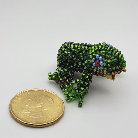 CUTE Vintage Beaded Frog Brooch in C-clasp - Picture 5 of 14